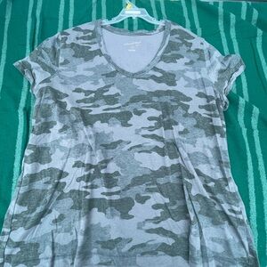 Universal Threads - Women's Camouflage V-Neck Top